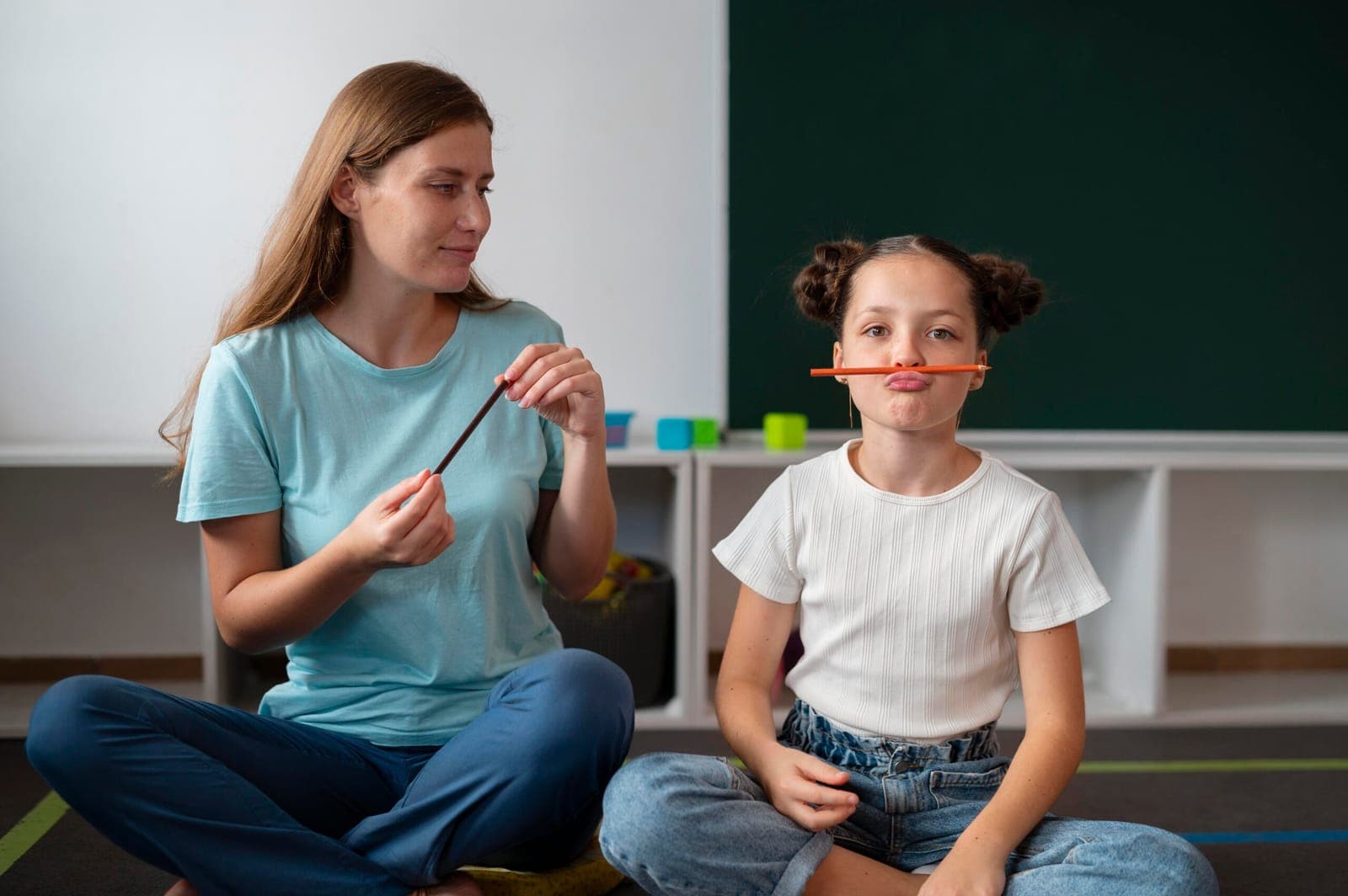Un niño practicando palabras con una terapeuta